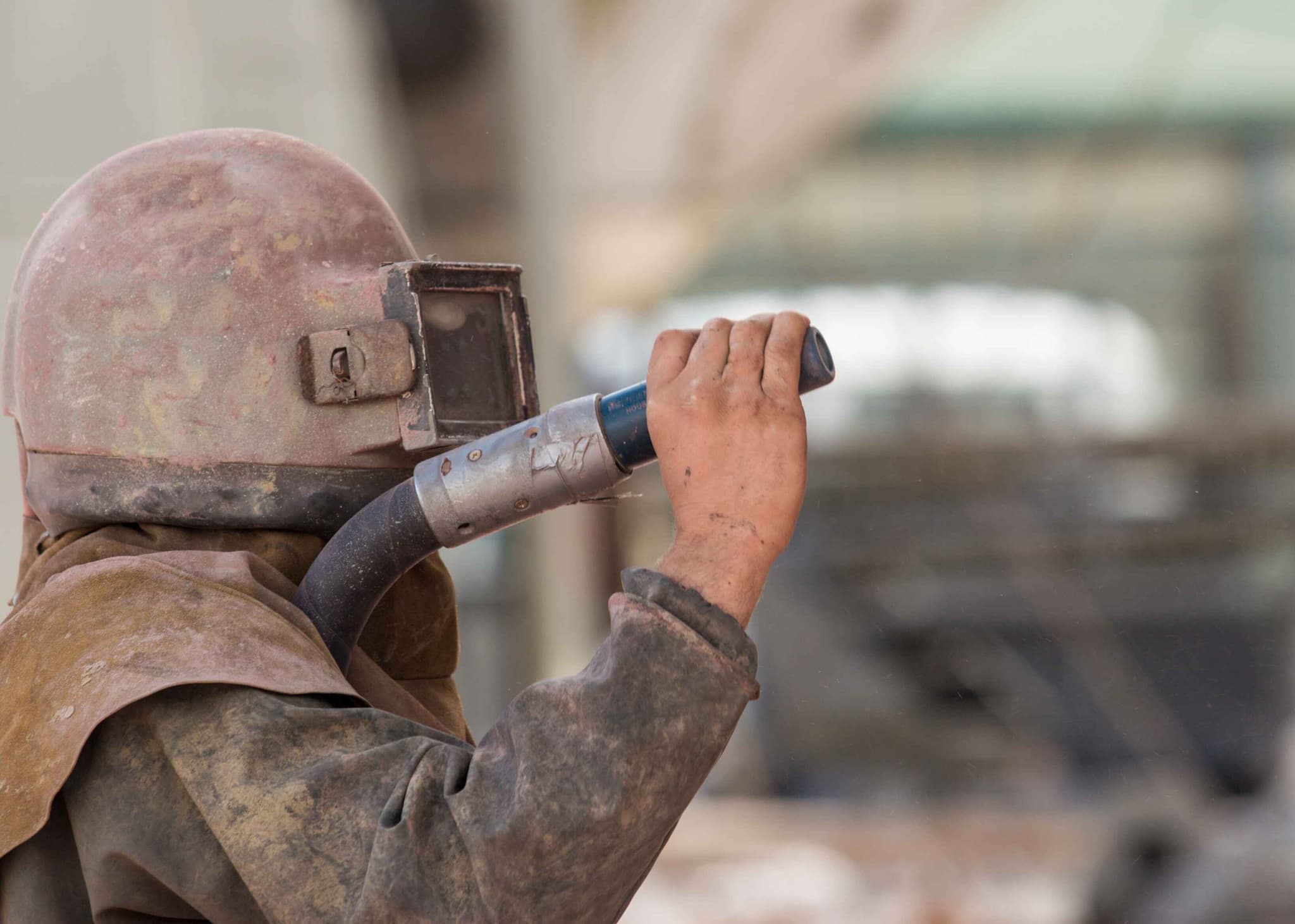 worker-sodablasting-the-corroded-hull-of-a-boat